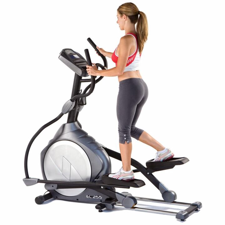 Hacer ejercicio en el gimnasio en orbitrek ayuda a perder peso en el abdomen y las caderas. 