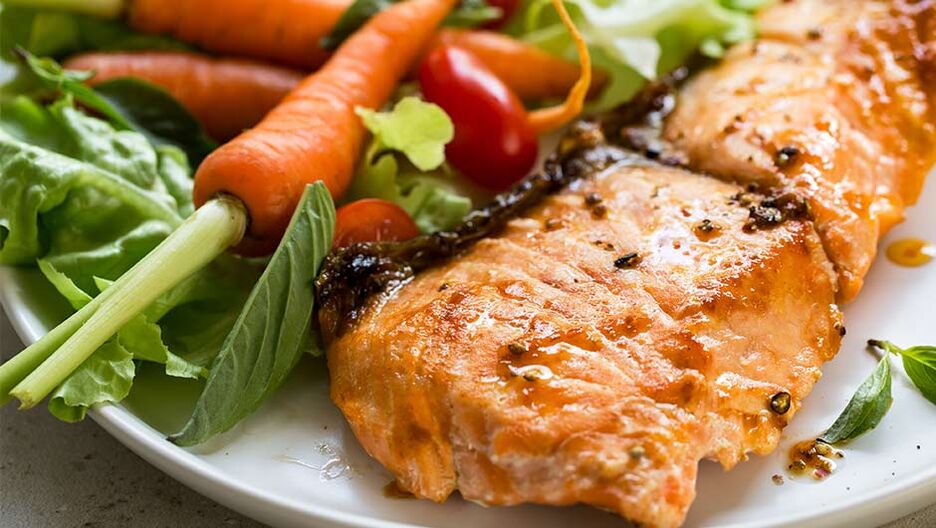 Si quieres perder peso, debes incluir pescado y verduras frescas en tu dieta. 