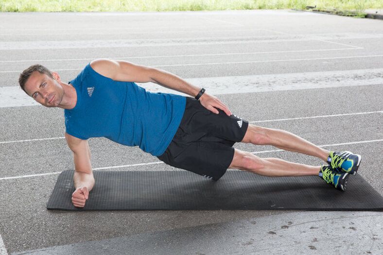 Un hombre realiza ejercicios para adelgazar en el estómago y las caderas. 