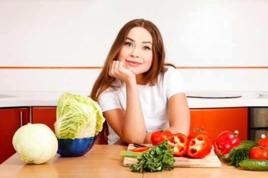 Chica en una mesa con verduras