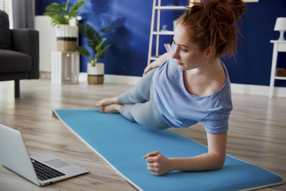 estiramiento lateral para adelgazar el abdomen y las caderas